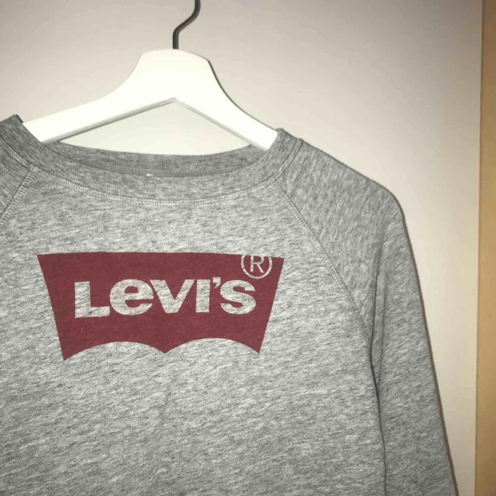 Levis tröja köpt i Levis butik  Inga fläckar  Använd få gånger  Inga fläckar. Hoodies.