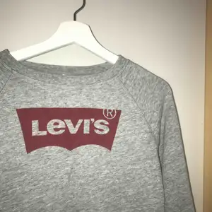 Levis tröja köpt i Levis butik  Inga fläckar  Använd få gånger  Inga fläckar