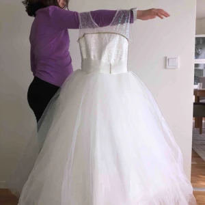  - Bröllopsklänning för barn 7-10. Finns två styckna 