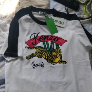  - Storlek S Oanvänd med taggarna kvar Inköpspriset ligger på 1300kr  Har inget kvitto men om det går definitivt att intyga äkthet från nk.  Kan frakta och kan mötas upp.