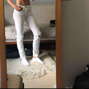  - Snygga LEE jeans som tyvärr inte kommer till användning. Lite tvättskadade och har några svarta märken som inte går att tvätta bort, -> därav det låga priset. Super coola annars! Märkena och skadorna läggs inte stort märke till då de är ”ripped jeans”.