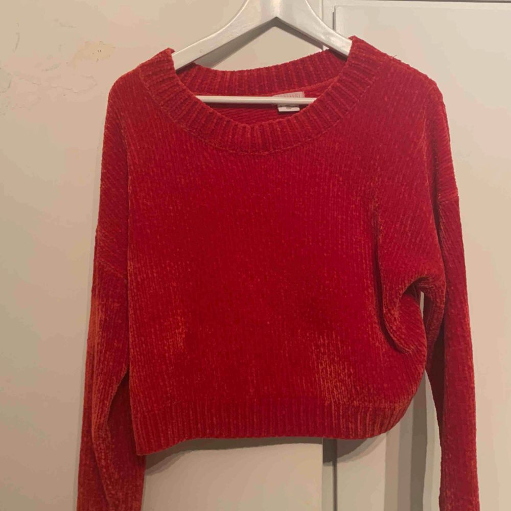 Mysig röd tröja från urban outfitters, använd 5 gånger kanske.  Något kortare i modellen. . Tröjor & Koftor.