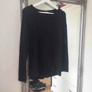  - Svart stickad tröja från Gina Tricot.  Frakt tillkommer🌸