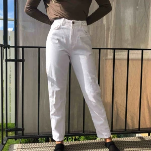  - Perfekta mom-jeans i ankellängd som säljes då dem är lite för små för mig. Ungefär som en W26 L28, tjejen på bilden är 164 och har storlek XS. Som i nyskick!     Vid köp av flera plagg kan pris diskuteras. Möter upp i Uppsala eller så står du för frakten!