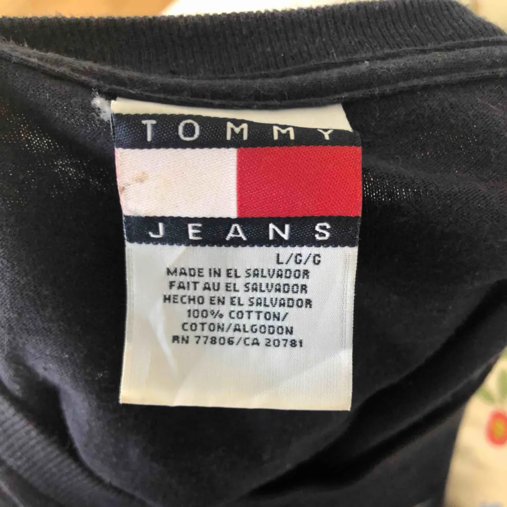 Tommy jeans tröja som är i storlek L. Brukar vika upp den så den inte blir så lång eller ha den med cykelbyxor är snyggt med. . Tröjor & Koftor.