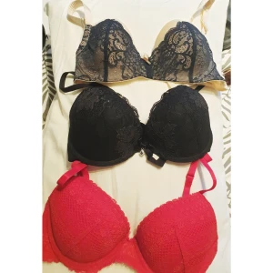  - Tre stycken bh:ar för 120 kr! Säljes i 3 pack. Alla är i nyskick. Röd ifrån hm, svart ifrån Nelly. 