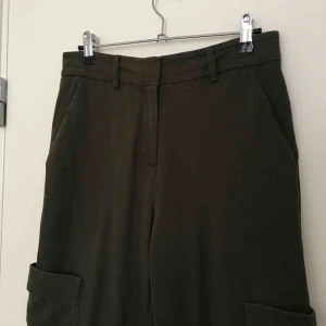  - Mörkgröna/militärgröna culottes från H&M. Fickor på sidorna av låren samt sidfickor. Begagnat skick! 