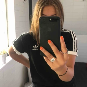  - Ball tisha från adidas, använd max 10 gånger. Inköpt förra året på Urban outfitters i Liverpool. 