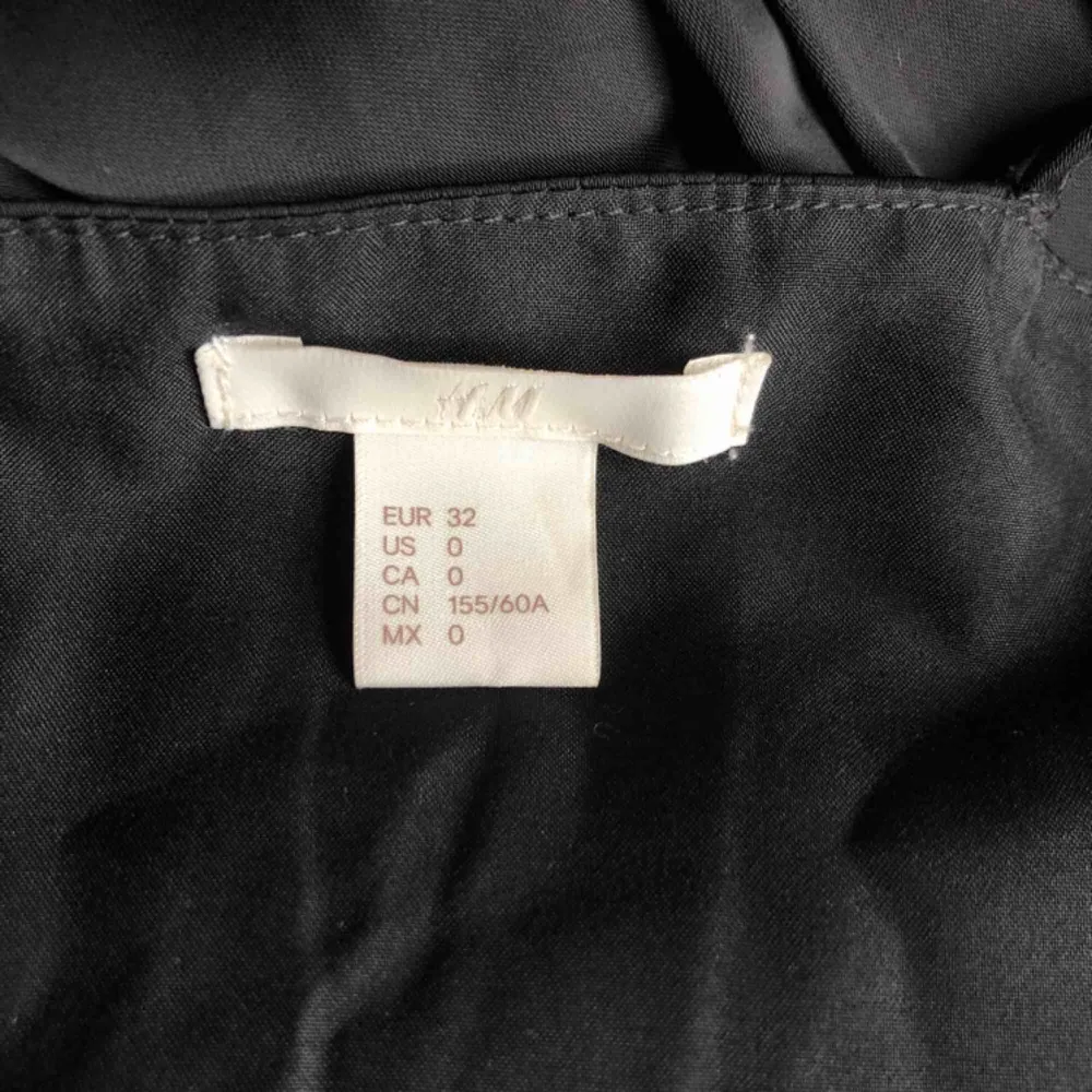 Superfin jumpsuit från H&M. Aldrig använd då den är för lång för mig (158cm). Storlek 32 men skulle säga att den passar upp till 36-38 då det är stretch i midjan. Materialet är glansigt och halt, väldigt bekvämt!. Klänningar.