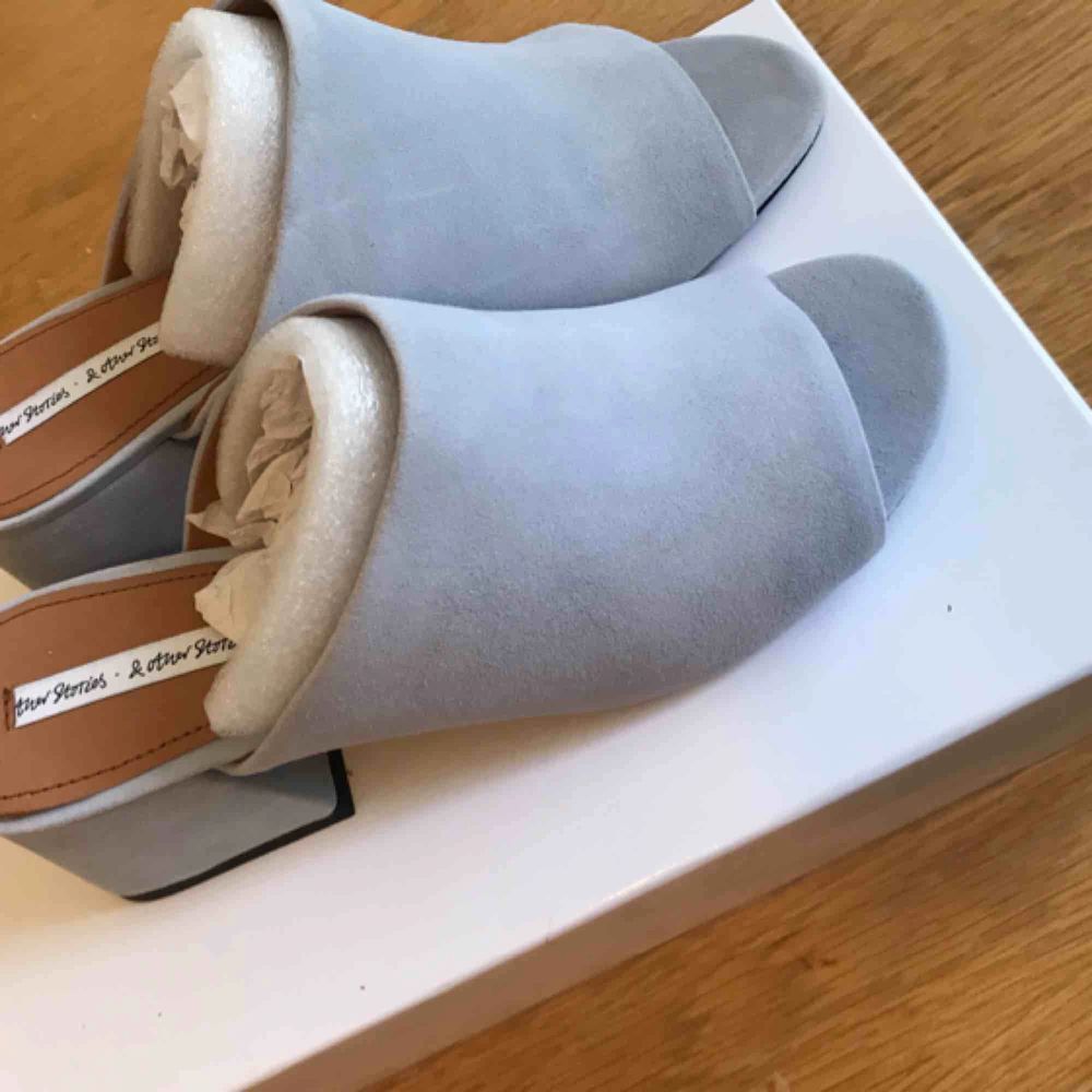 And Other Stories lilac/light grey suede mules, 38 Brand New with box and all the packaging- perfect condition!  . Skor.