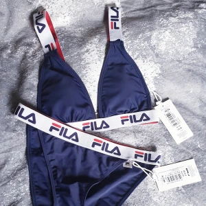  - Otroligt snygg flia bikini som aldrig blivit använd då den inte passar. Hygien plasten sitter kvar! Storlek 10 i UK storlek ca 36-38 i Svensk. Kan mötas upp i Göteborg men annars betalar köparen frakten.