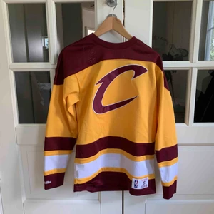  - En basketballtröja (Cleveland Cavaliers) från NBA. Använd ett fåtal gånger. Frakt tillkommer