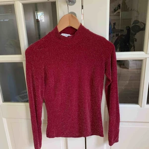  - Röd, glittrig festtopp från Nelly.com. Använd endast 1 gång. Frakt tillkommer