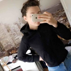  - Svart hoddie med luva från Converse Nypris 300kr  Kan fraktas eller hämtas upp