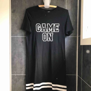  - T-shirtklänning från H&M, använd en gång. Som ny! Kan mötas i Östersund/skickas mot fraktkostnad!