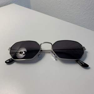 Solglasögon med svart glas från Monki. Köparen står för frakt! 🖤