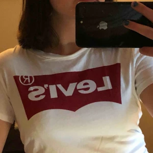  - Tröja köpt på Levi’s storlek S. Använd några gånger men väldigt bra skick, bra kvalité och mysig. ♻️☺️ Pris 50kr (köparen står för frakten 💓💓)kan mötas upp i stockholm