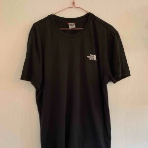 - Använd northface tshirt med märke bak & fram! Stl XL men skulle säga att den sitter som en M/L