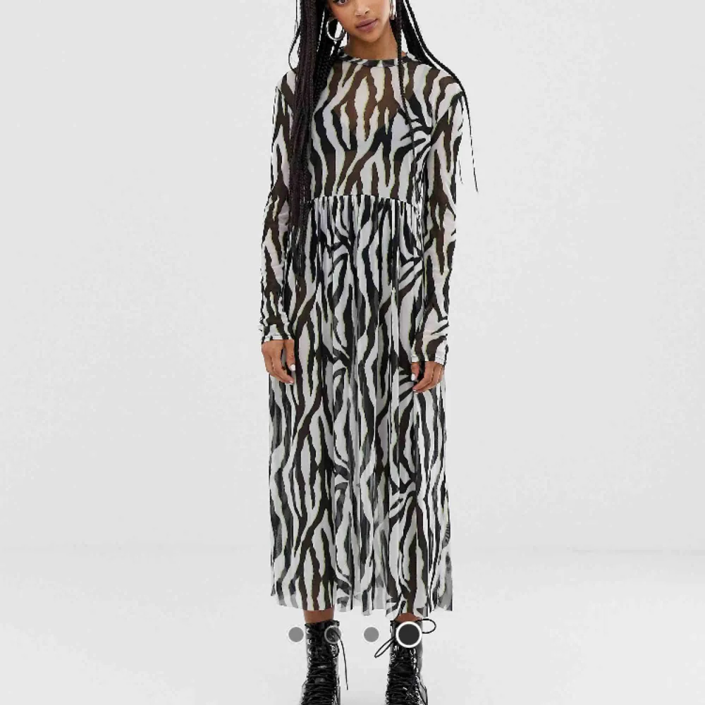 Supersnygg mesh-klänning från asos i zebramönster som inte kommer till användning, helt slutsåld på hemsidan🥰. Klänningar.