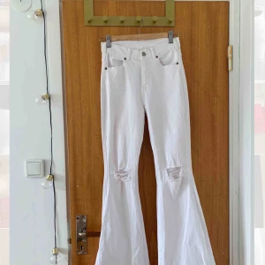  - Vita bootcut jeans från Dr.Denim. Sparsamt använda så dom har kvar sin vita färg och är inte urtvättade offwhite! Storlek M men dom passar mig som brukar ha S & 36, dock stretchiga så passar även 38. Highwaist. Nypris 500kr Hör av dig om du har frågor☺️☺️