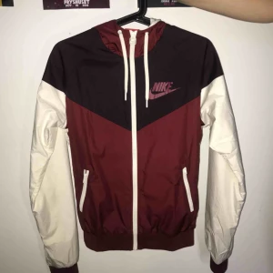  - Nike Vindjacka Använd 2 gånger, Bra skick