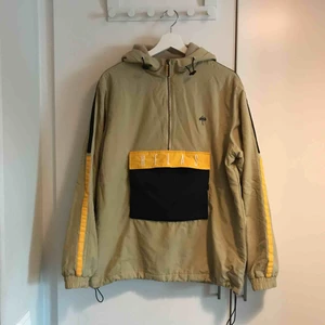  - Otroligt skön anorak i M med fleecefodring från franska märket Hélas. Jackan har en ficka på magen. Jackan är i princip oanvänd. Möts upp i Stockholm alternativt postar, köpare står för frakt. Har du några frågor är det bara att skriva.