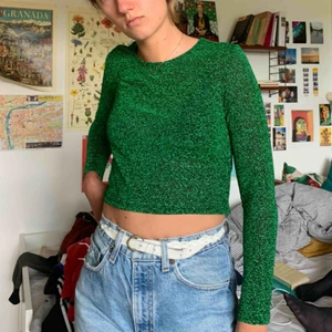  - Aldrig använd glittertröja från Monki. Prislapp kvar, nypris 150 kr.