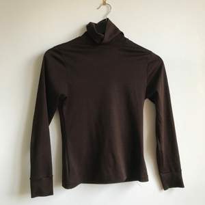 En brun stretchig polo tröja som är supersnygg, den är köpt vintage och har varken märke eller storlek bakom!  