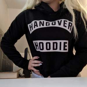 Svart croppad hoodie från Madlady med texten 