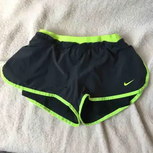 Svarta Nike shorts med neon färg i rem.  Har haft på mig den några gånger men de är i en väldig god skick.  Pris kan förhandlas. 