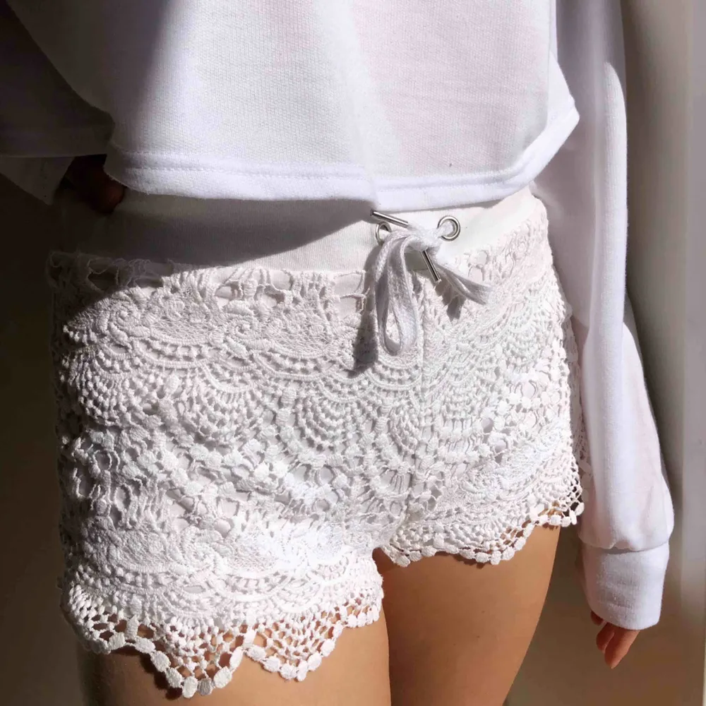Vita spets-shorts med vanligt slätt tyg på baksidan💕. Shorts.