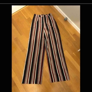  - Randiga kostymbyxor köpta på Asos i storlek 34. Frakt 50kr eller möter upp i Kristinehamn 