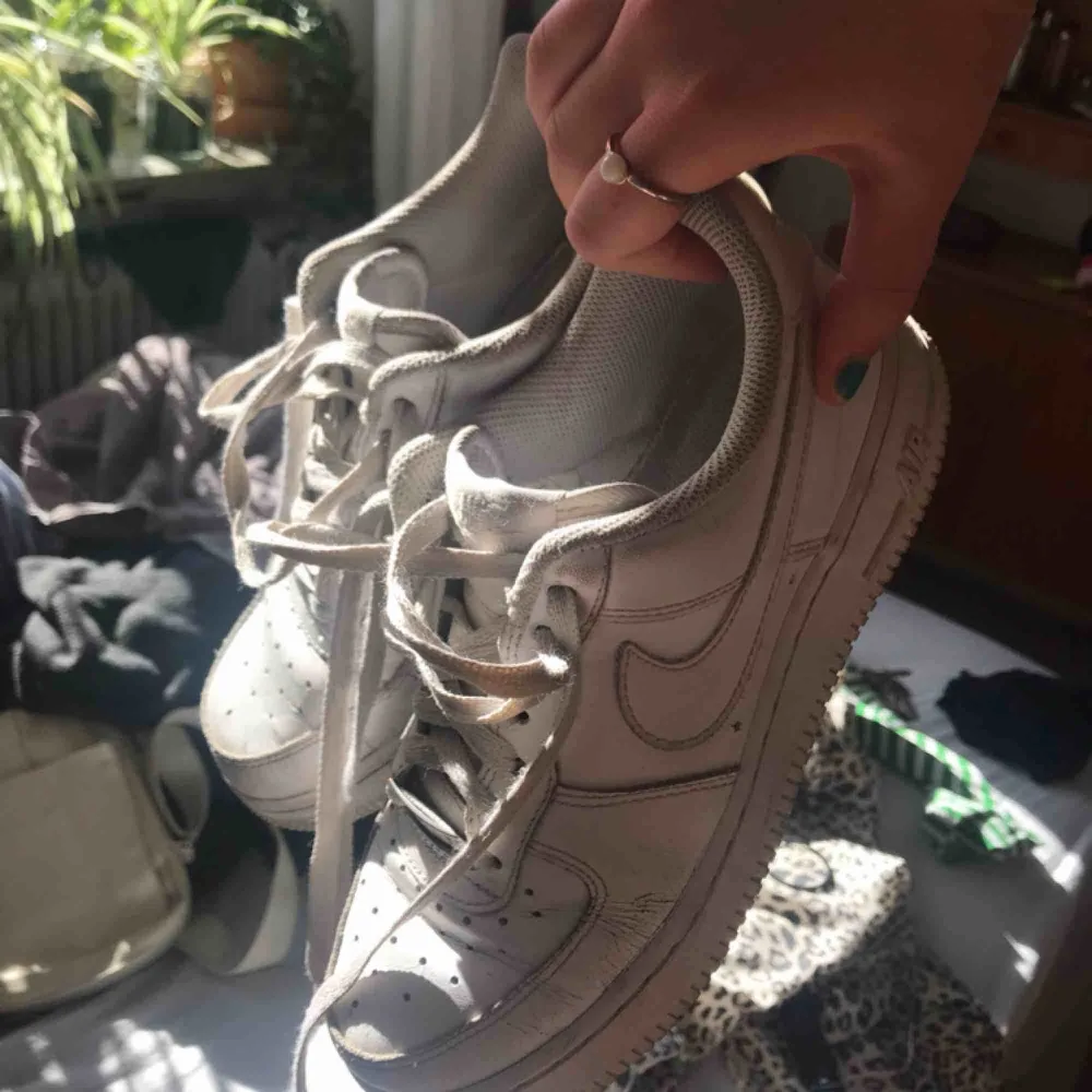 Säljer mina älskade Nike Air Force 1 då de tyvärr inte kommer till användning💞💞 Storlek 37,5. Skor.