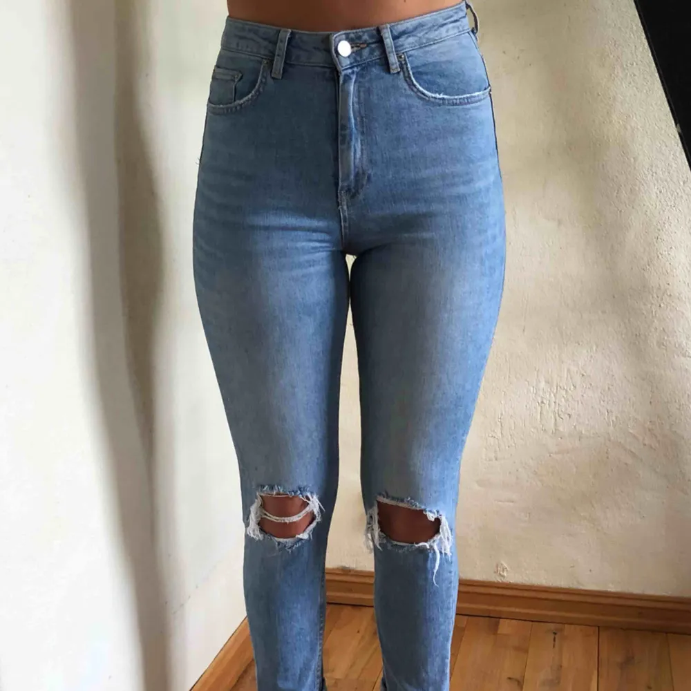 Jeans från Gina, använda 1 gång eftersom de va lite små i storleken! Väldigt bra skick. . Jeans & Byxor.