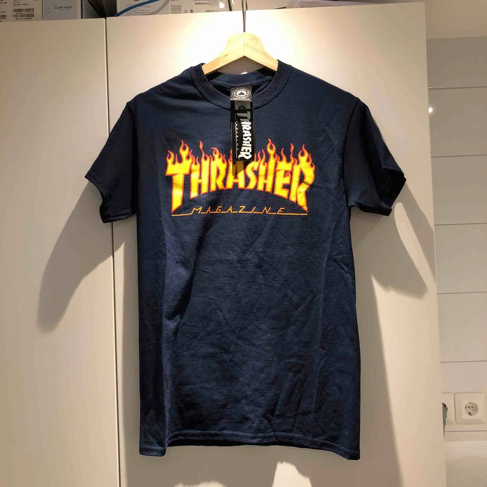 Helt oanvänd Thrasher flaming logo t-shirt i storlek small, lappen sitter kvar. Kan mötas upp i Uppsala eller Stockholm!. T-shirts.
