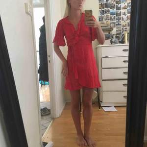 Röd klänning från prettylittlething i storlek 32, XS   Oanvänd 