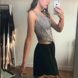  - Korsett-topp i silkigt material. Älmlskar den men den används tyvärr inte :-/ Storlek S/M, sitter bra på mig med storlek 36/38