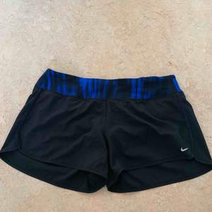 Snygga helt oanvända Nike tränings shorts med en dragkedja på baksidan Säljs pga fel storlek