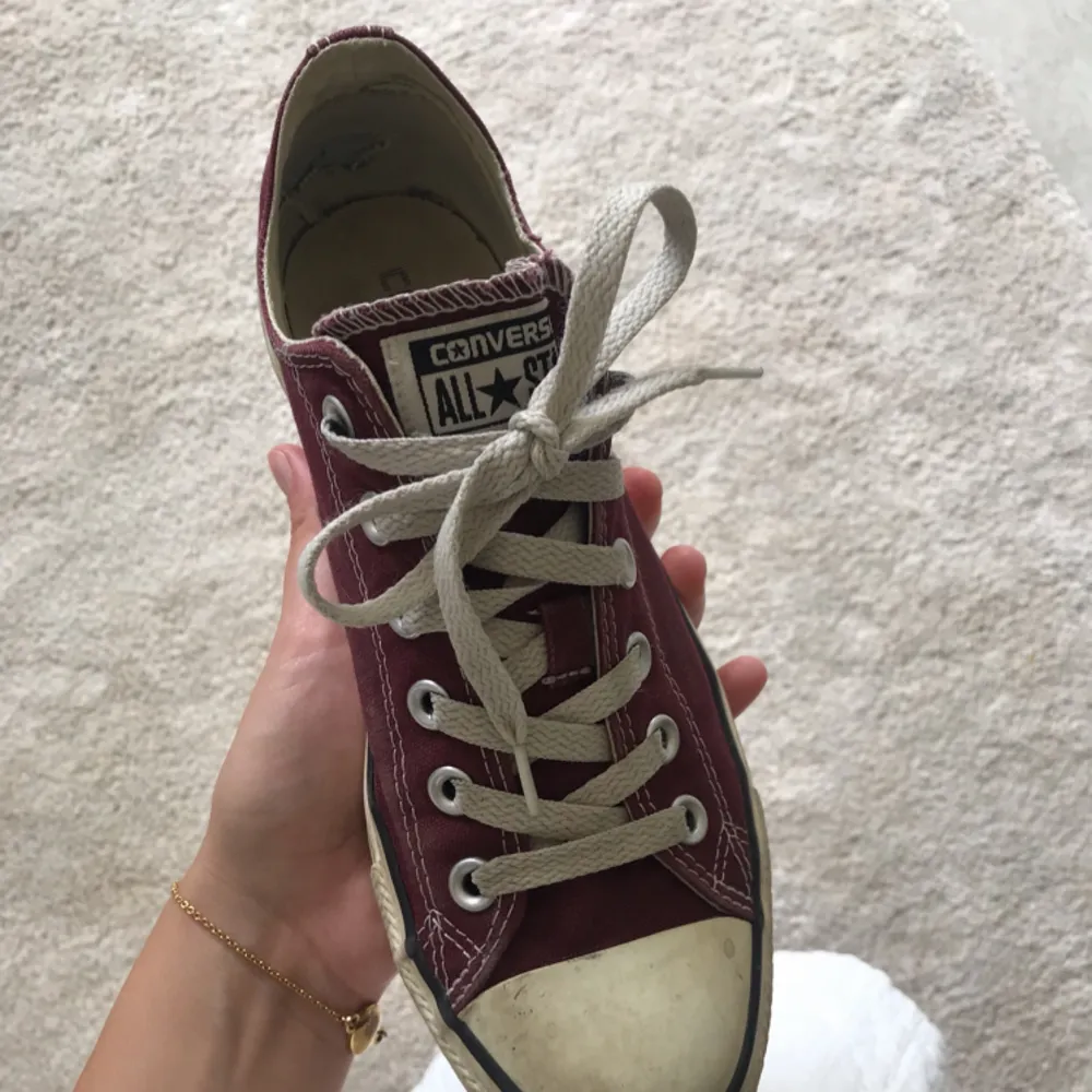 Vinröda converse skor, storlek 39.  Tvättas innan dom säljes ☺️ Fraktkostnad tillkommer . Skor.