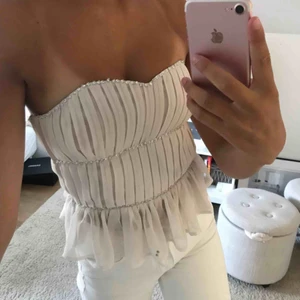  - Festlig topp från hm, plagget är i bra skicka (de svarta fläckarna på bilden är på spegeln inte plagget) frakt tillkommer