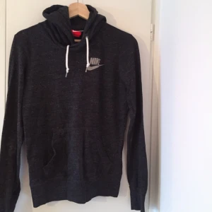  - Nike hoodie skönt material Nyköpt 400kr