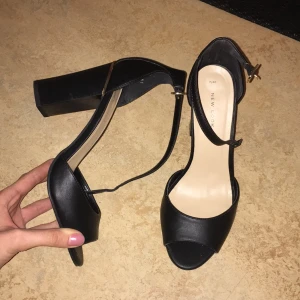  - Väldigt bekväma och stabila klackar från New look.  Klackhöjd ca 10 cm