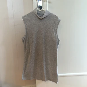  - Snygg tröja från Gina tricot. Använd 2-3 gånger. Frakt 30kr. 