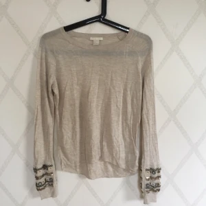  - Tröja från H&M med fina detaljer. Bra skick. Frakt tillkommer.