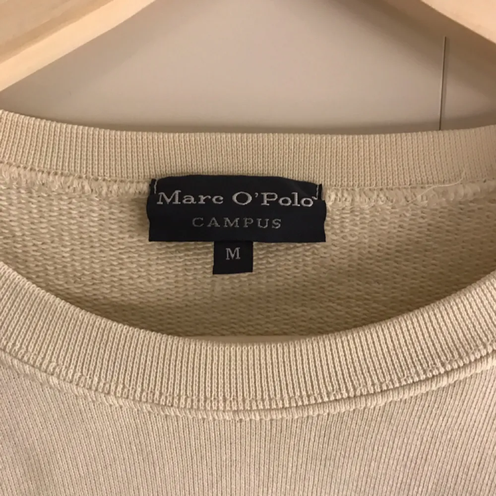 Marco poloswearshirt köpt på second hand. Off white och knappt använd, väldigt liten i Strl så passar snarare en XS/S. Snygg till blå slitna jeans! . Hoodies.