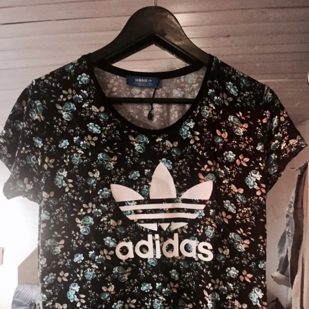 Äkta adidas tröja med blommor på, Limited edition! Nypris 449:-. T-shirts.