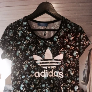  - Äkta adidas tröja med blommor på, Limited edition! Nypris 449:-