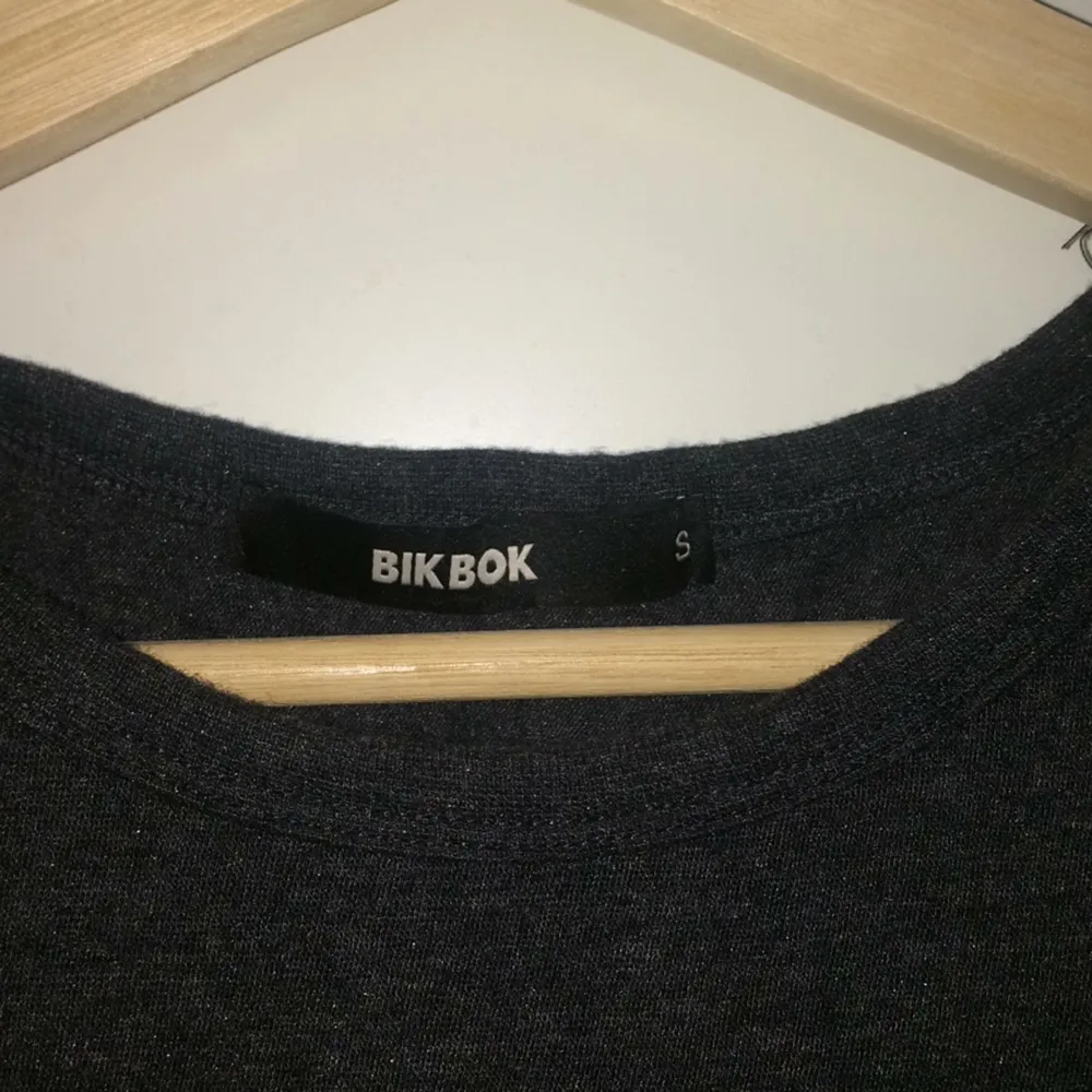 Linne från Bik Bok med alla stjärntecken på. Möts upp i Sthlm, annars står köparen för frakt☺️. T-shirts.