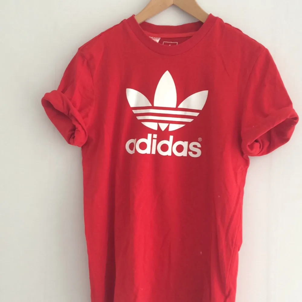 T-shirt Adidas  Kids size XL sitter som en S/M  Hämtas i centrala Göteborg eller skickas mot att köparen pröjar fraktkostnad.. T-shirts.
