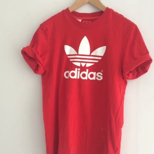  - T-shirt Adidas  Kids size XL sitter som en S/M  Hämtas i centrala Göteborg eller skickas mot att köparen pröjar fraktkostnad.